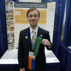 International Science and Engineering Fair, USA 4. miesto v kategórií – Chémia Využitie organokovových komplexov pre použitie do OLED zariadení Marek Buchman, Škola pre mimoriadne nadané deti a Gymnázium, Bratislava, ISEF, galeria amavet, fotografie amavet
